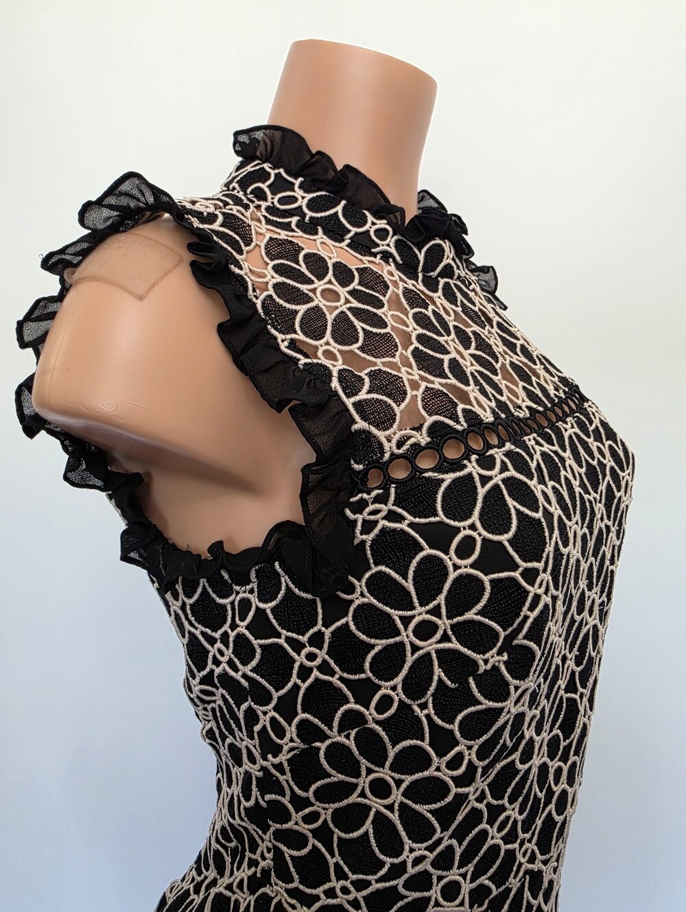Ivory Lace Sheath Dress. Size 6 - Picture 15 of 17